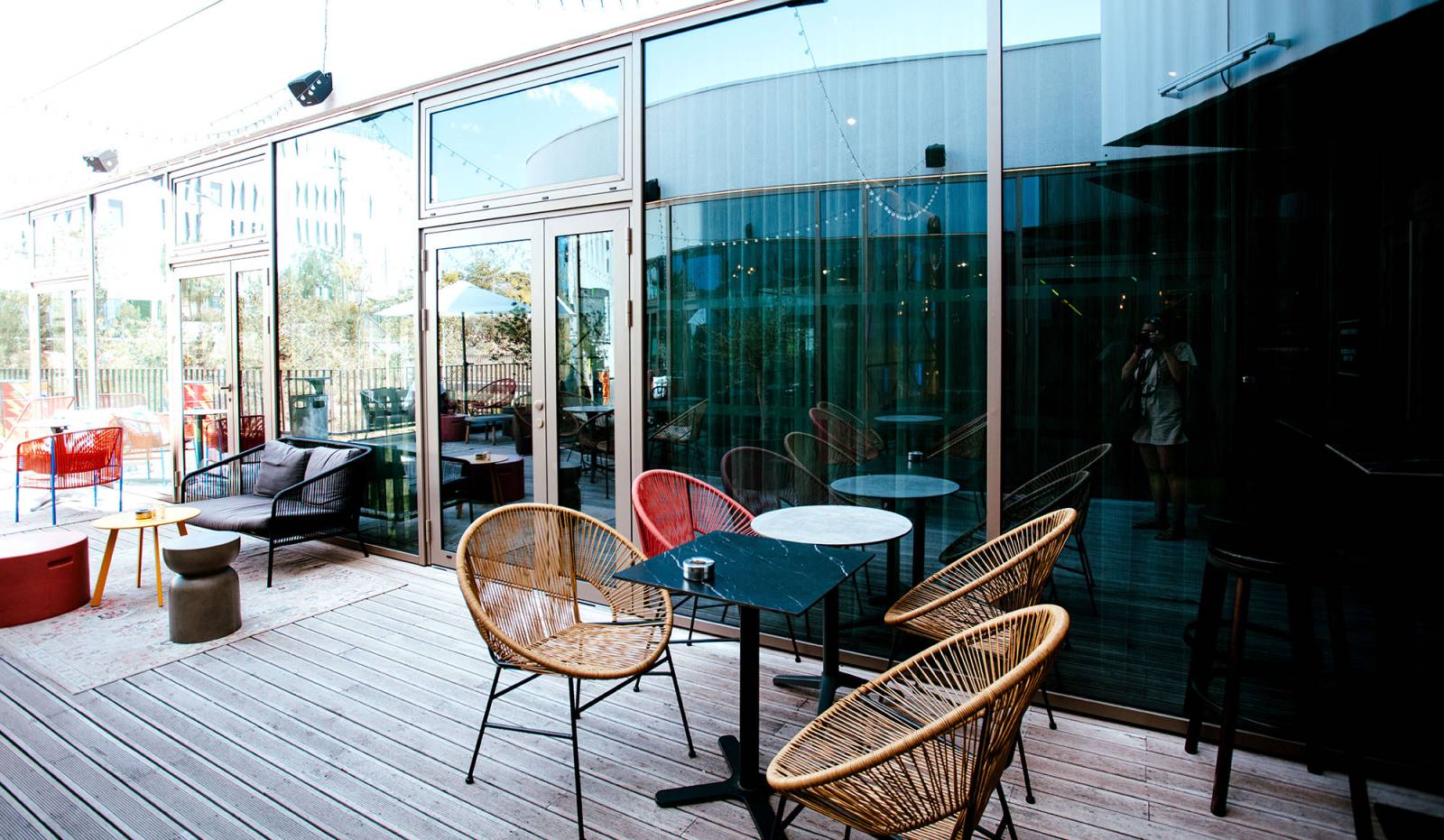 Nasrine Safa Photographe d'une Terrasse extérieur Hôtel Moxy à La Ciotat 