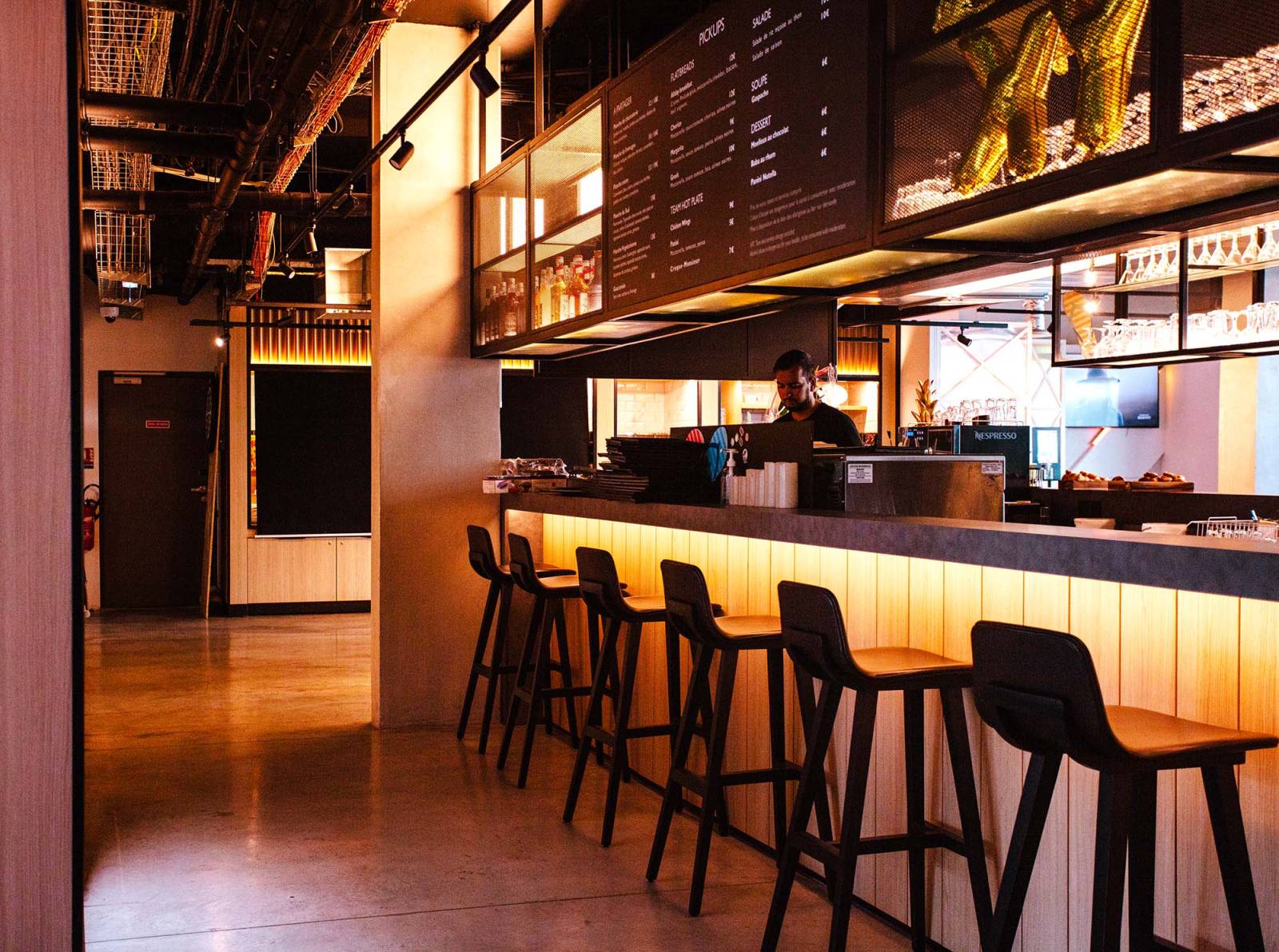 côté bar de l'hôtel moxy 