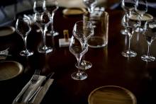 table dressée de restaurant